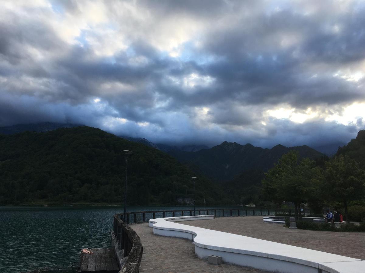 Casa A Schiera Fronte Lago Con Giardino 바르치스 외부 사진